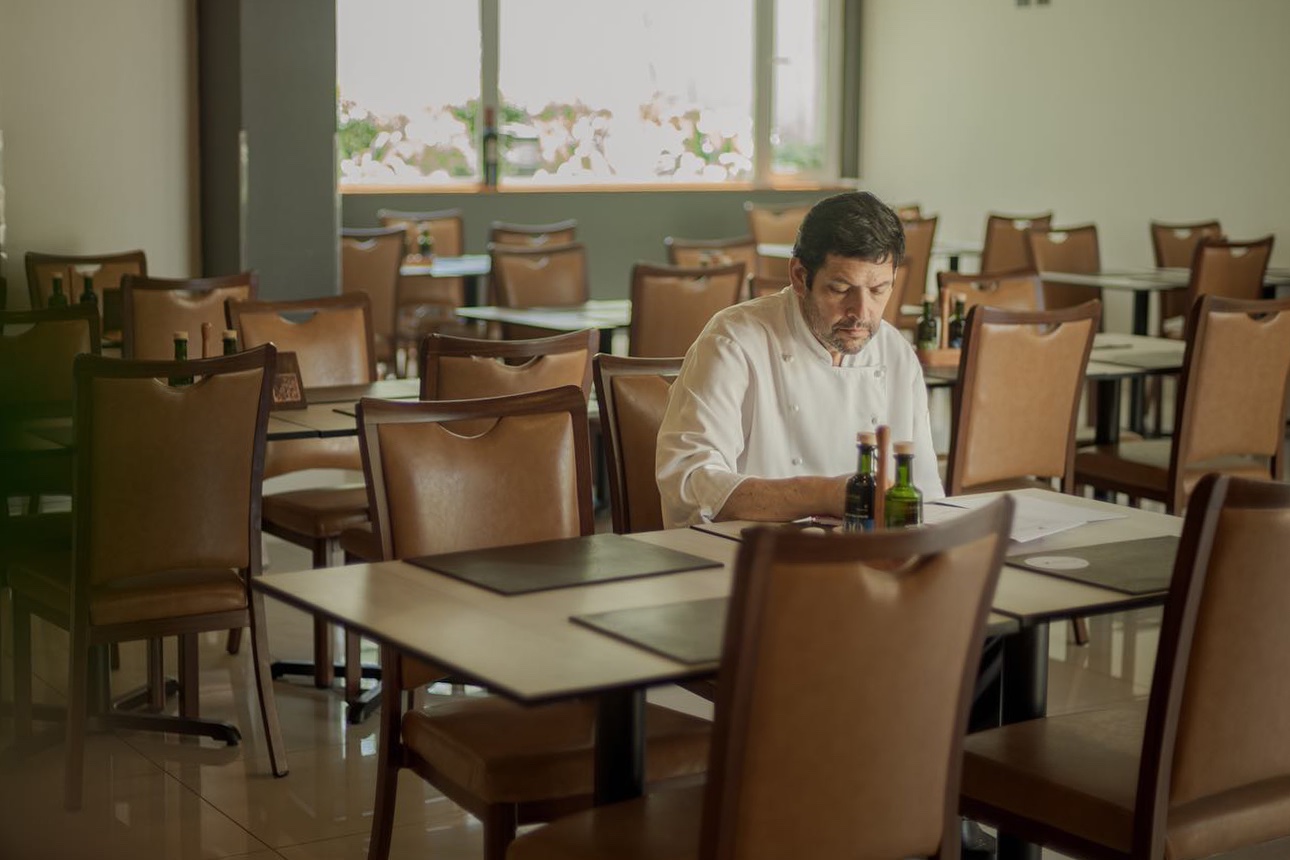 Fotografía documental de un chef en su cocina — Borelli Photos