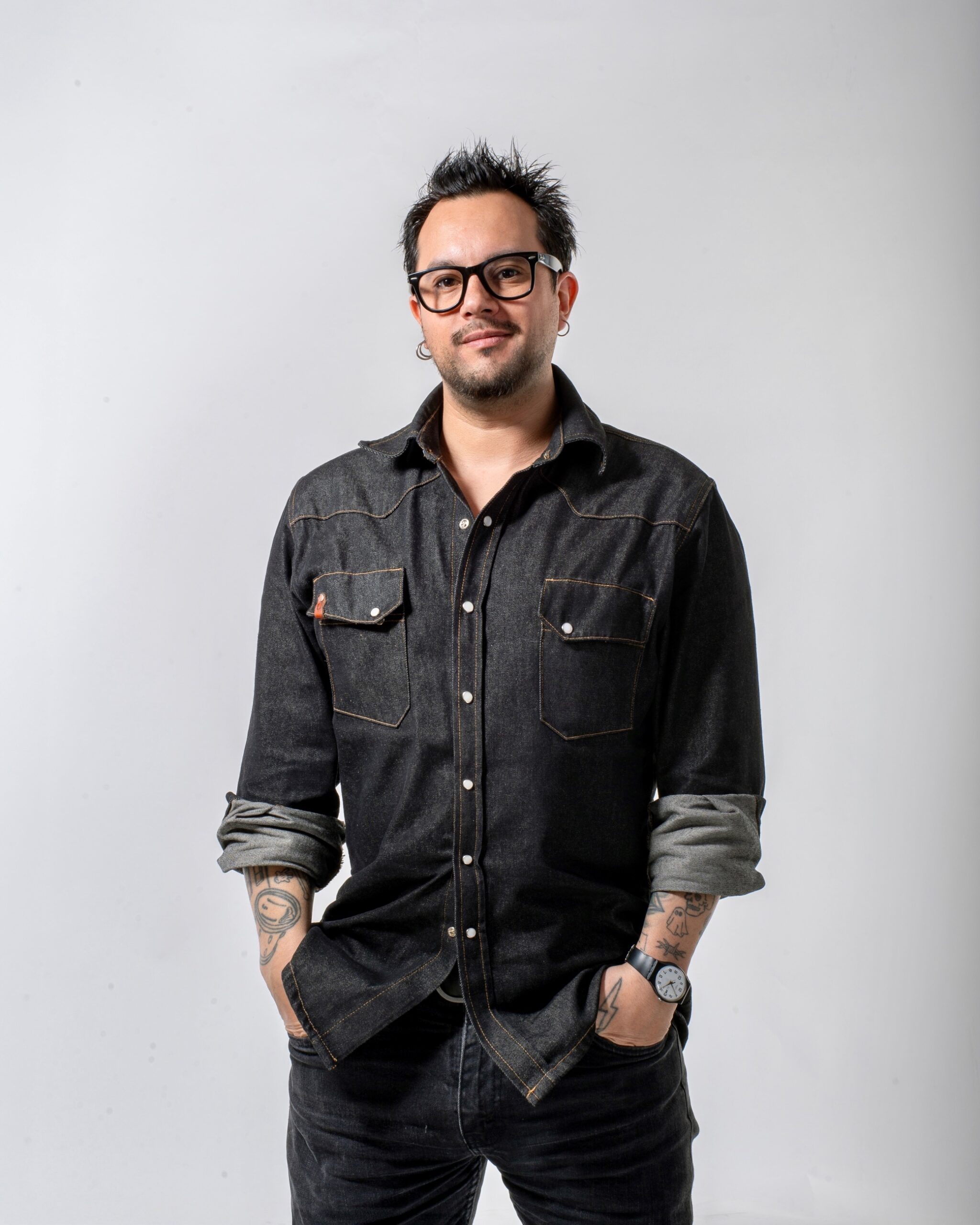 Fabián Borelli, fotógrafo, retrato de cuerpo completo